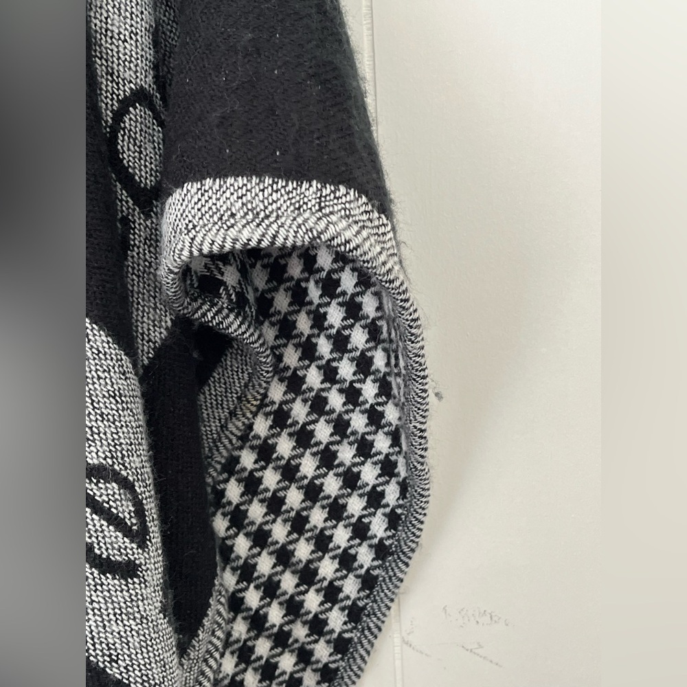 BeBe Ruana With Faux Fur Black Houndstooth - Picture 9 of 12